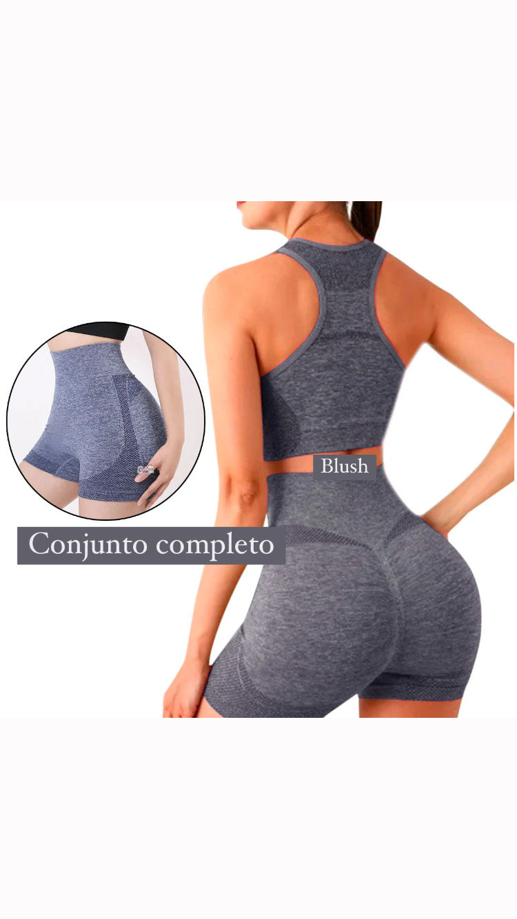 Conjunto de shorts y top deportivos.