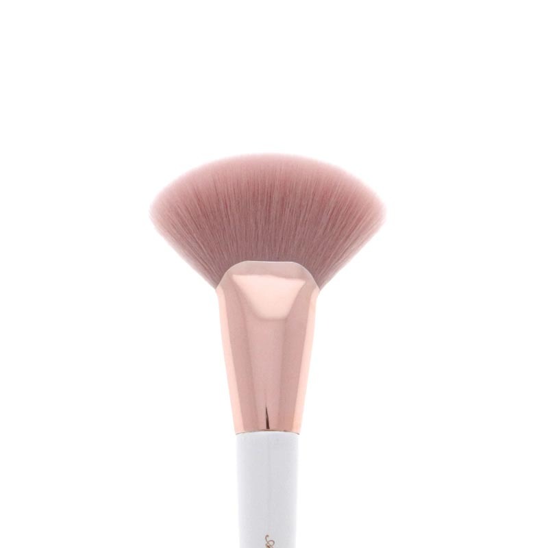 Brocha para iluminador y bronceador Luxe Basics #209, marca AMOR US ✨