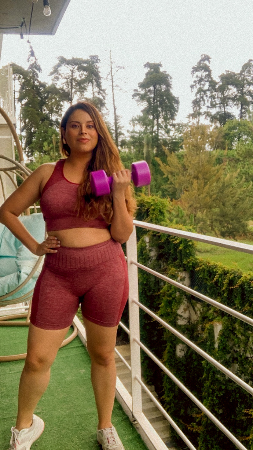 Conjunto de shorts y top deportivos.