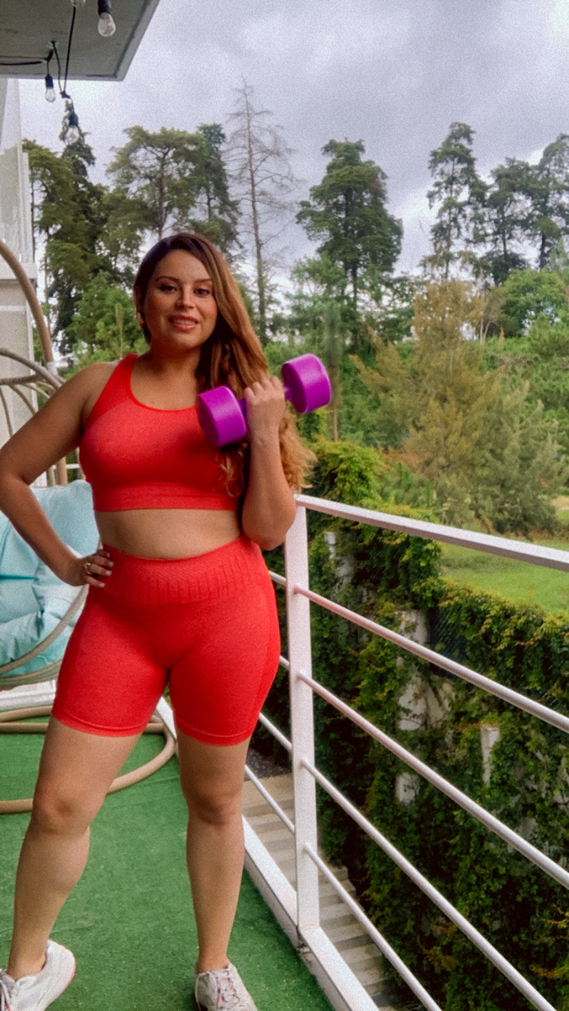 Conjunto de shorts y top deportivos.