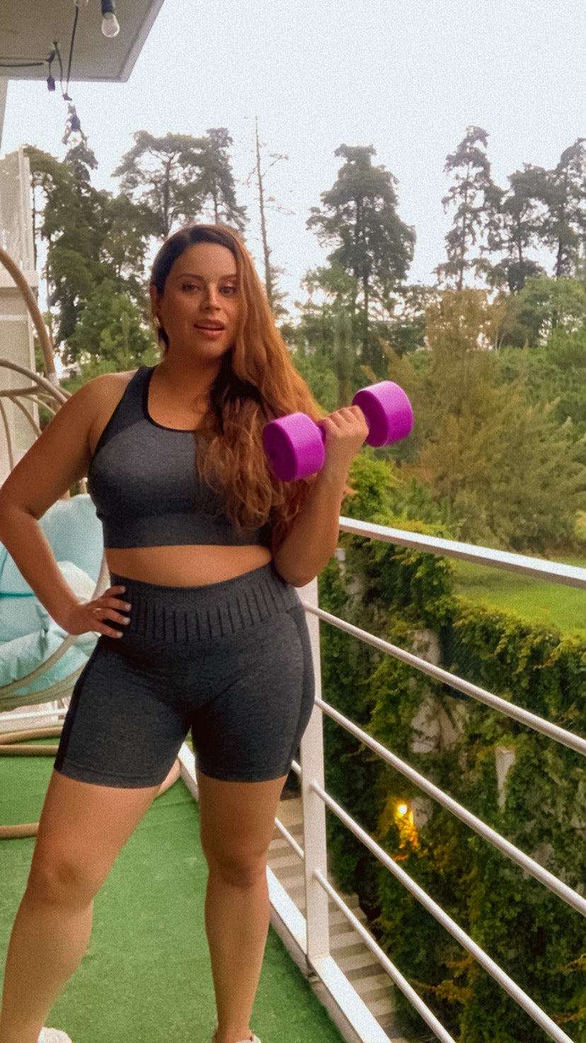 Conjunto de shorts y top deportivos.