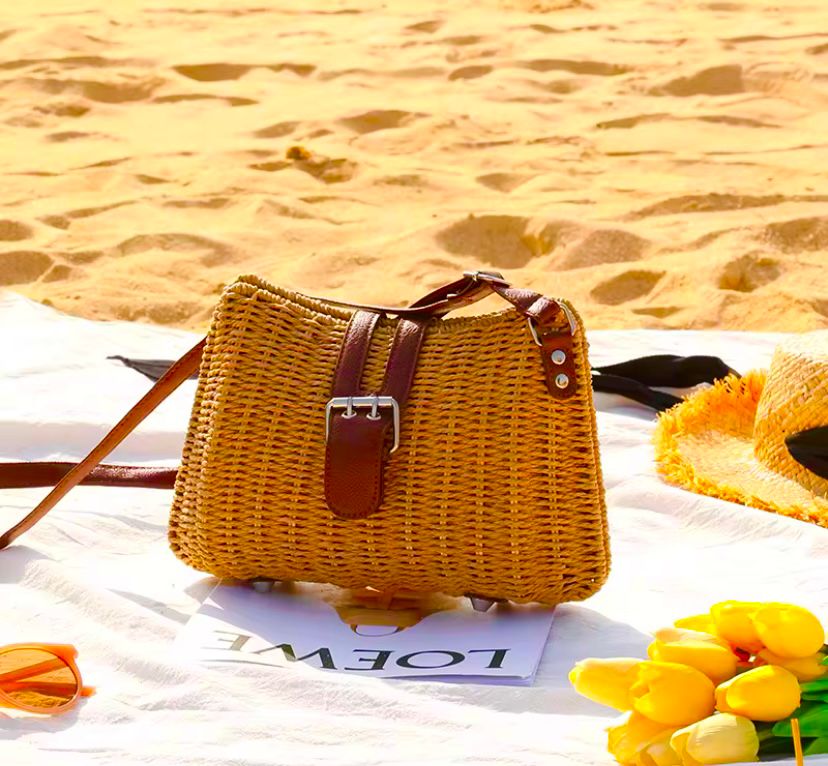 Bolso de Playa Tejido de Paja con Diseño de Lujo, ideal para verano.