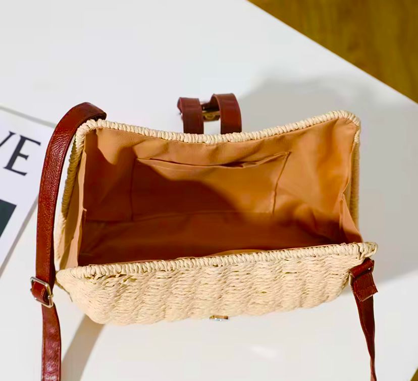 Bolso de Playa Tejido de Paja con Diseño de Lujo, ideal para verano.