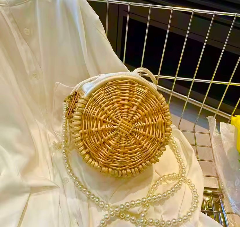 Bolso de ratán con perlas, estilo cartero chino, hecho a mano.