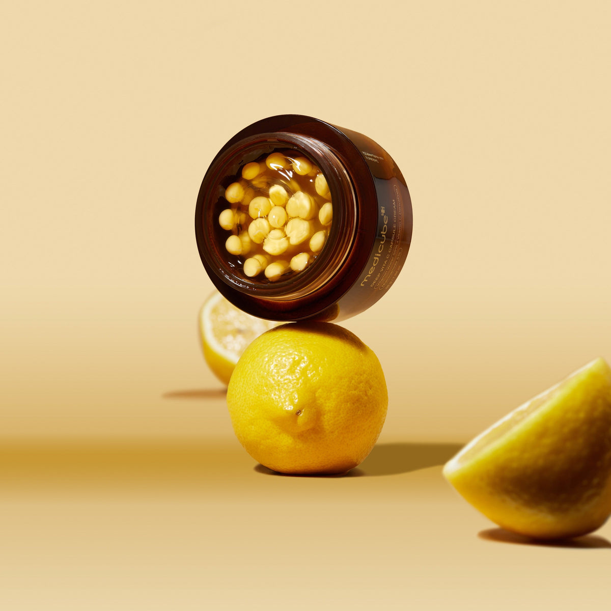 Crema facial con cápsulas de vitamina C 55 g MEDICUBE